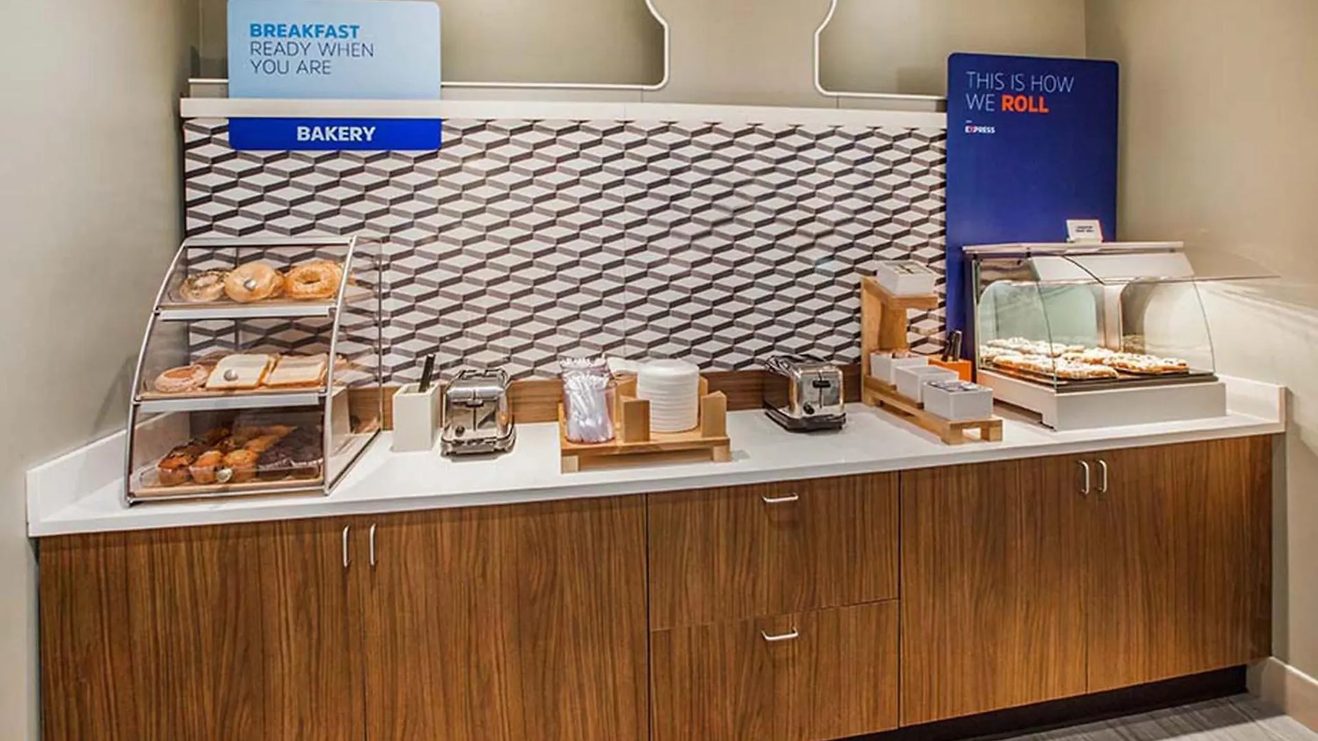 Holiday Inn Express & Suites - Toronto Airport South By Ihg
